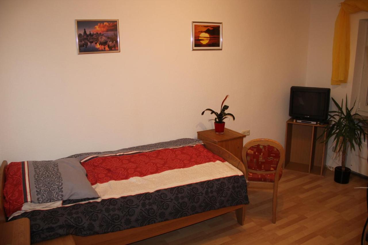 Ferienwohnung Mit 4 Schlafzimmer Fuer 2 Bis 9 Gaeste----Apartment With 4 Bedrooms For 2 To 9 Guests Nuremberga Exterior foto